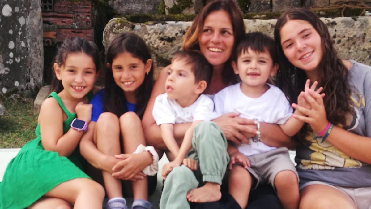 Luka Checa, en el centro, rodeado de su familia cuando era más pequeño.