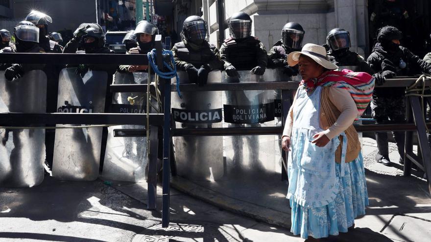 Bolivia plantea un referéndum revocatorio tras un mes de protestas