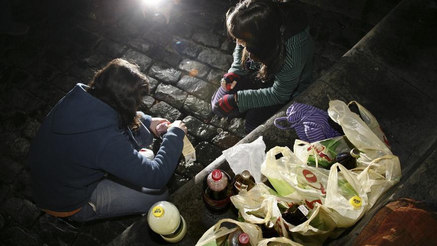 El Casco Viejo alza la voz contra el botellón en la zona de la Catedral Vieja