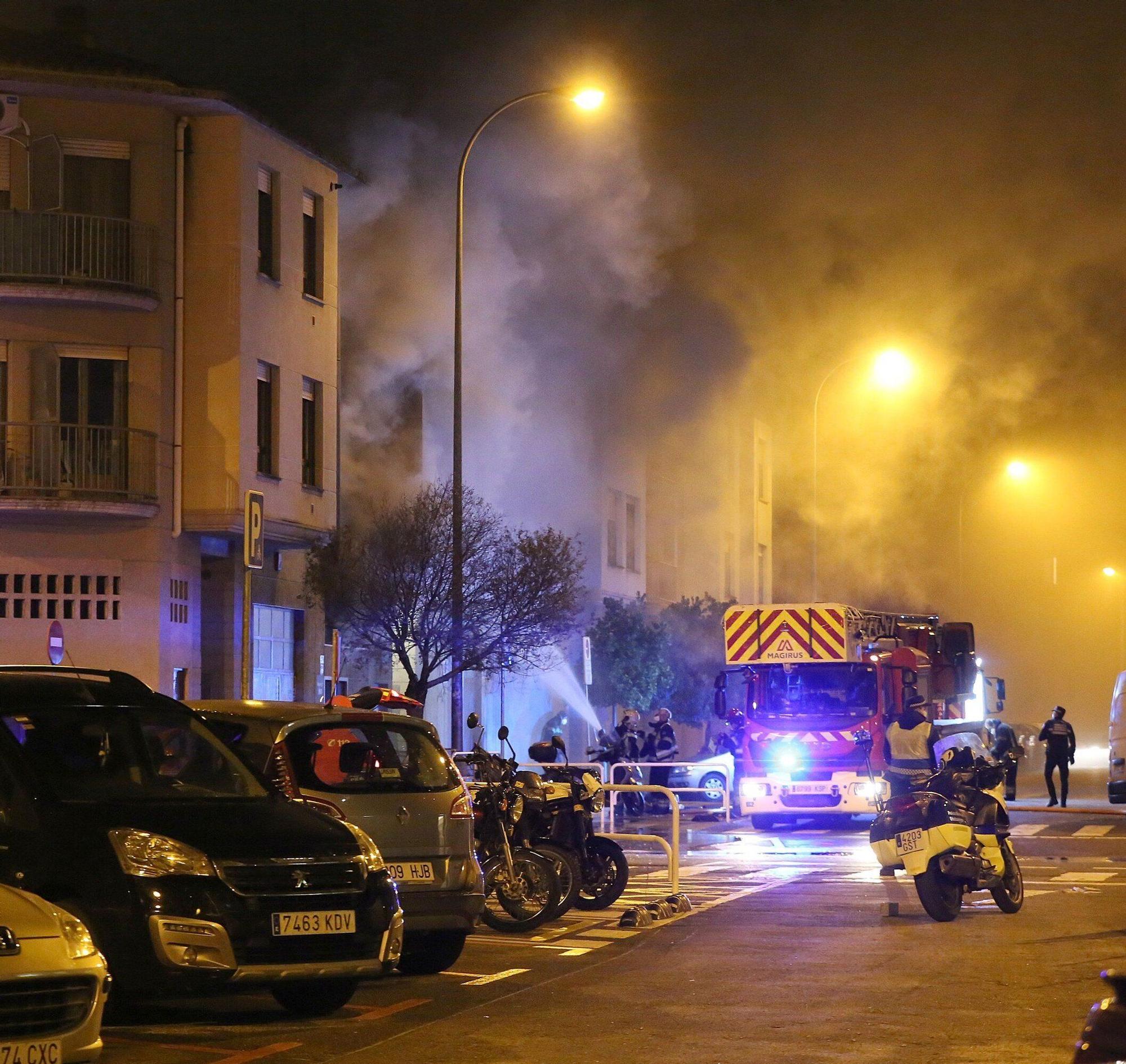 Fotos del incendio de un bazar en la Rochapea