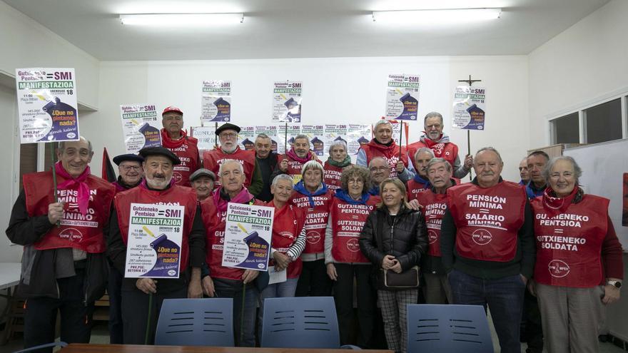 En imágenes: Pensionistas se encierran en la iglesia de Coronación por un complemento a las pensiones mínimas