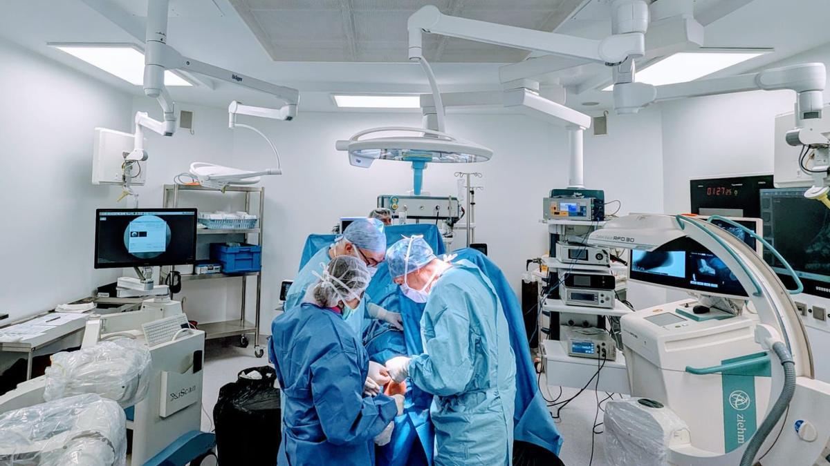 Operación en las instalaciones del Hospital MiKS de Vitoria.