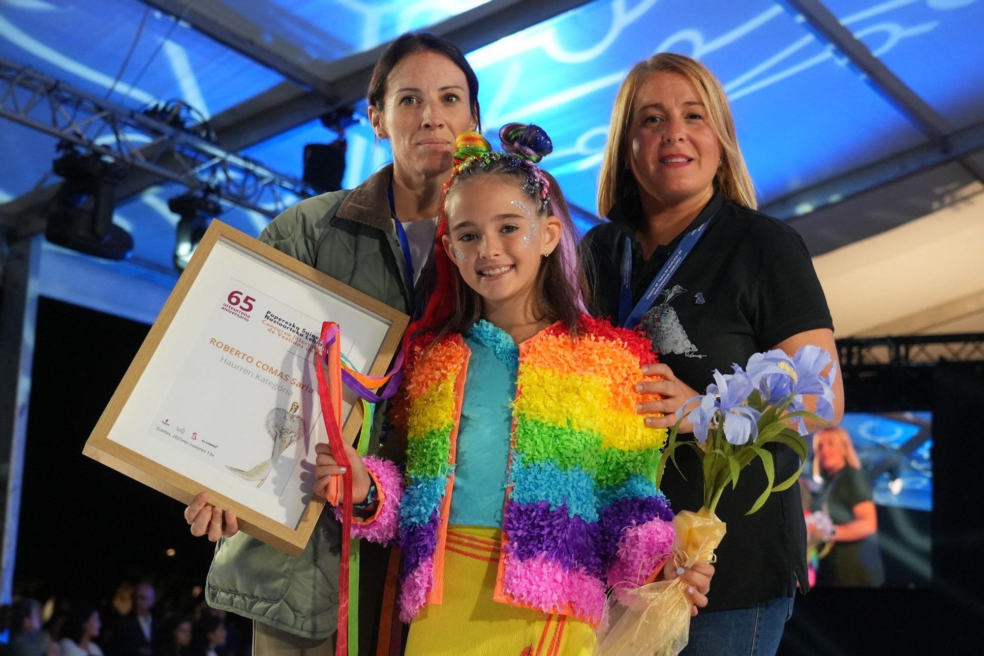 En imágenes: así ha sido el desfile de Vestidos de Papel de Güeñes