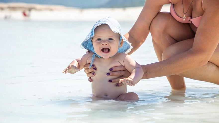 ¿Es seguro que un bebé se bañe en la playa?