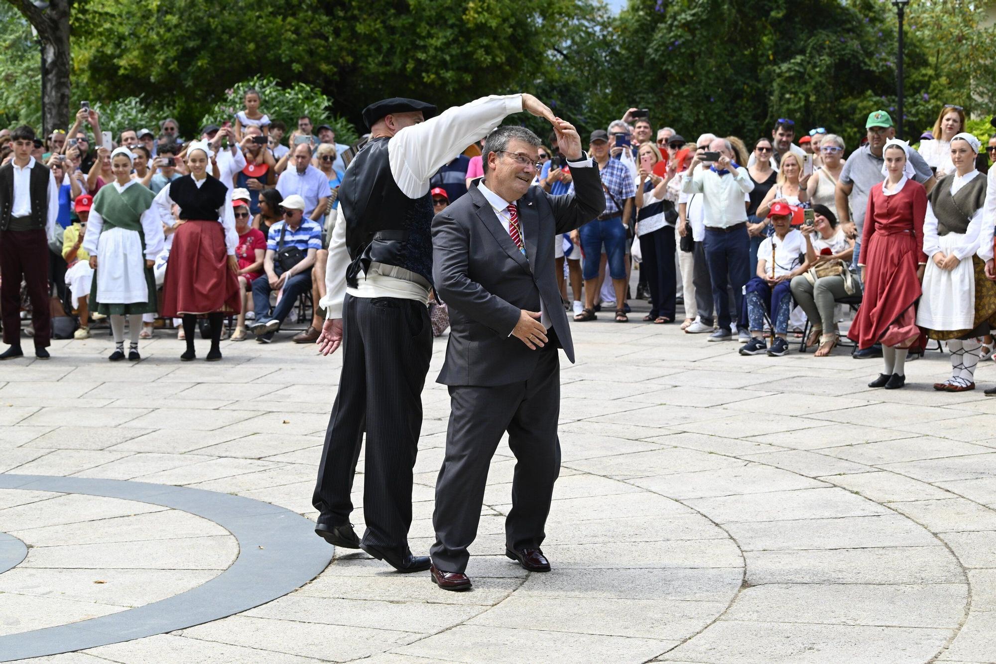 En imágenes: miles de files abarrotan Begoña para honrar a la Amatxu