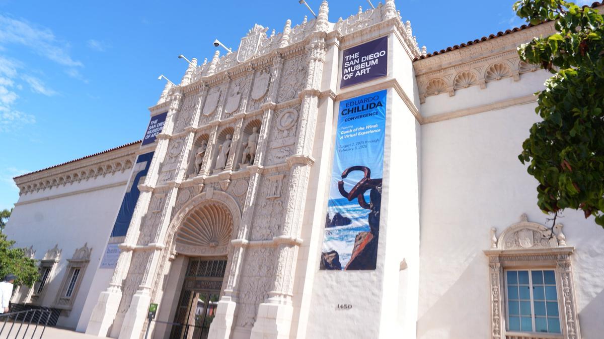Fachada del museo de arte de San Diego, con la exposición sobre Eduardo Chillida