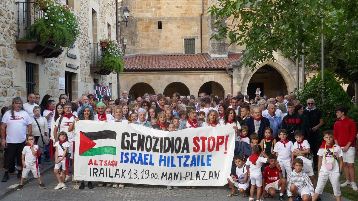 En el arranque de las fiestas de Ziordia se recordó el genocidio de Gaza.  