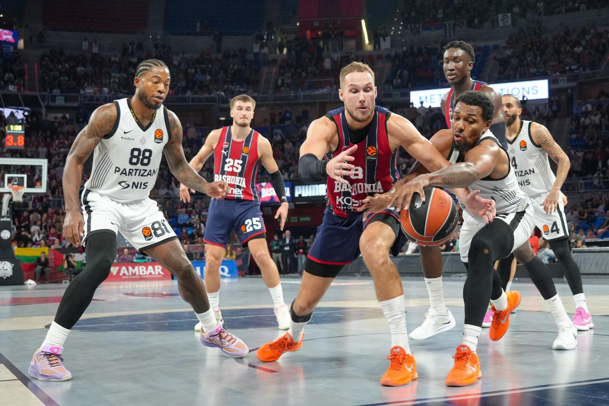 Todas las fotos del Baskonia-Partizan en el Buesa Arena