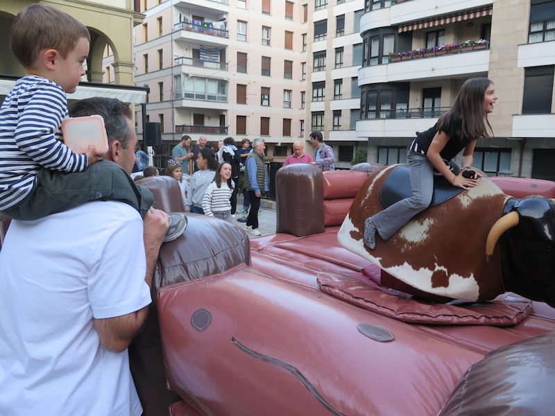 La fiesta de aniversario del bar Eire de Urretxu, en imágenes