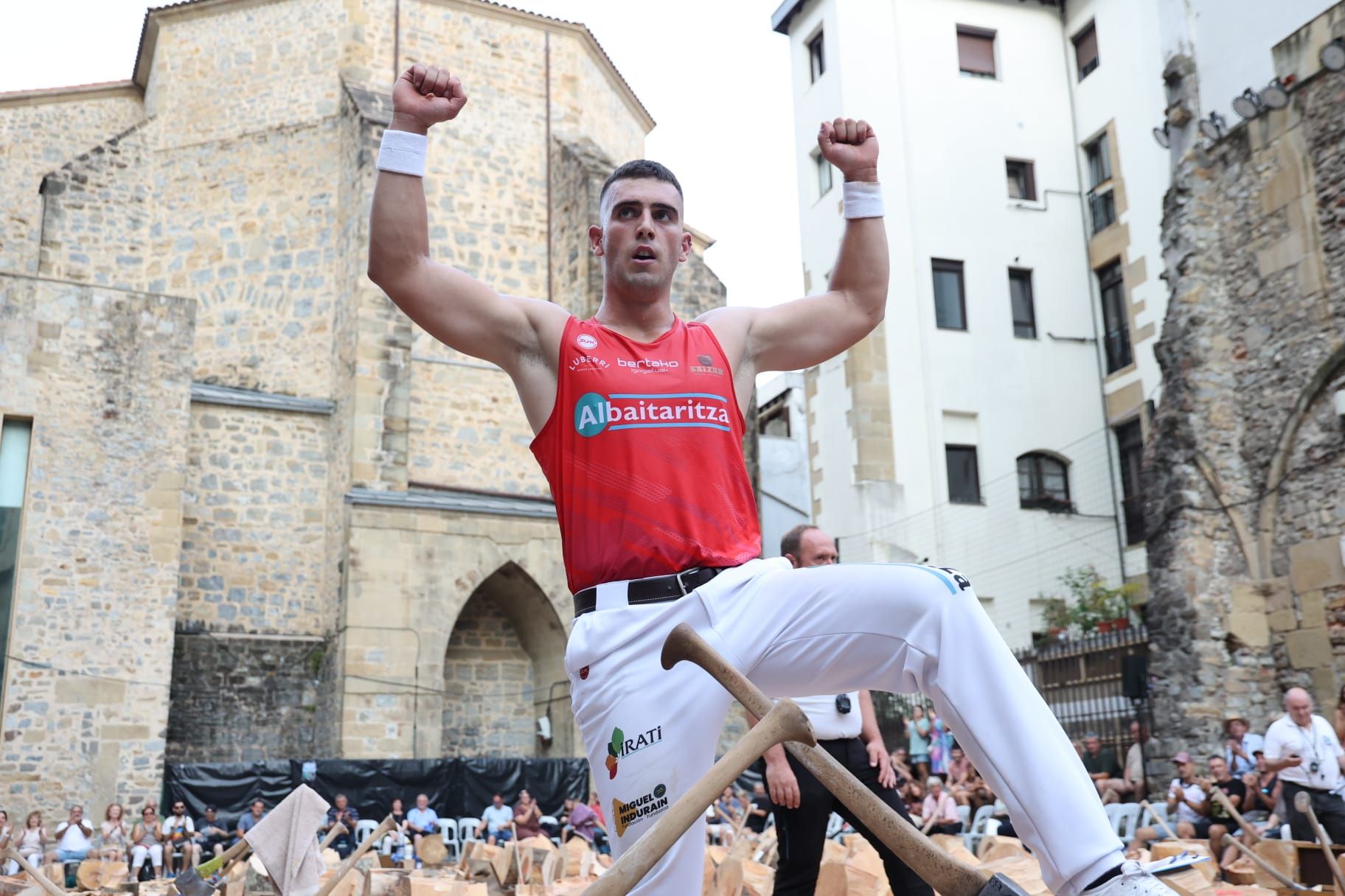 Iker Vicente celebra su victoria en la Plaza de la Trinidad