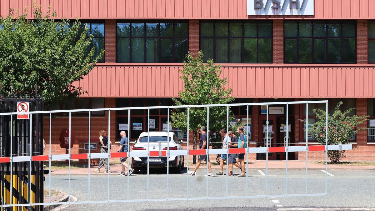 Trabajadores de BSH Esquíroz, antes de la asamblea en la que se presentó el preacuerdo el pasado julio.