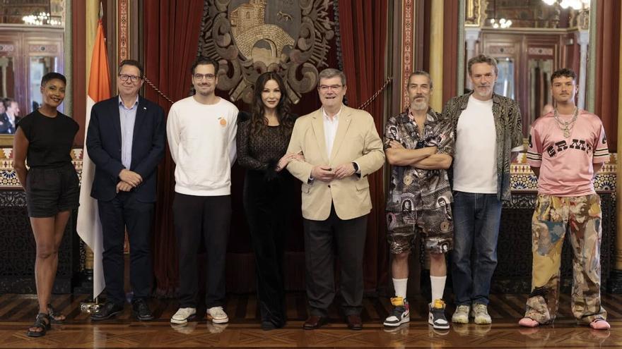 Catherine Zeta-Jones y el equipo de la serie &#039;Kill Jackie&#039; visitan el Ayuntamiento de Bilbao