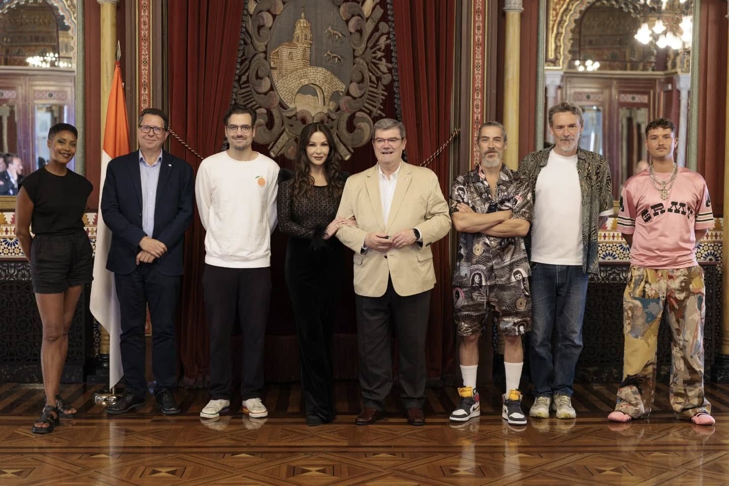 Catherine Zeta-Jones y el equipo de la serie &#039;Kill Jackie&#039; visitan el Ayuntamiento de Bilbao