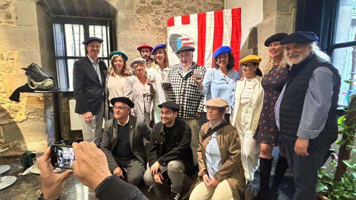 Entrega del Txikito de Honor a Gurutze Beitia y al Bilbao Basket, representado por su presidenta, Isabel Iturbe
