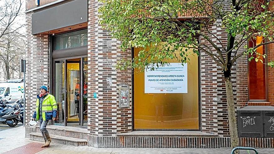 Maquinaria pesada y oficina de información en las obras de Sarasate