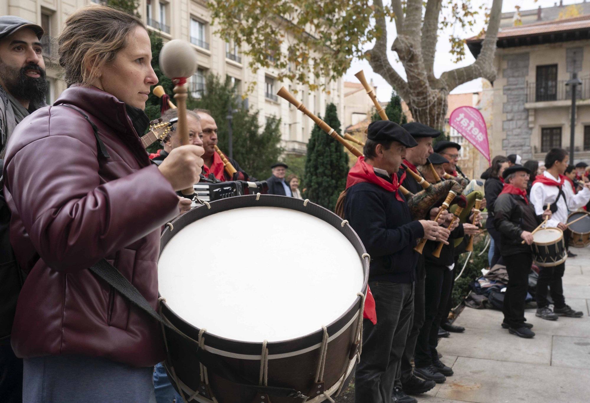 En imágenes: Kalejira por el centro de Vitoria del Aintzina Folk