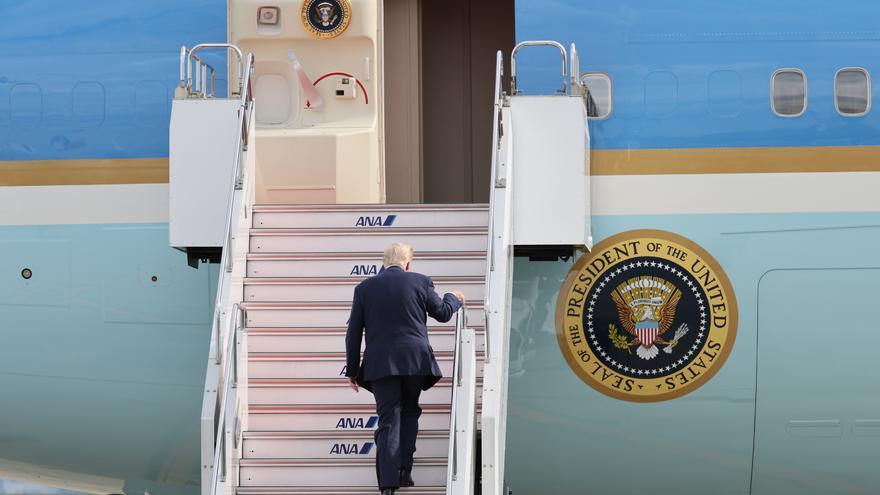 Trump añade sus colores favoritos, dorado, rojo, blanco y azul oscuro, al Air Force One