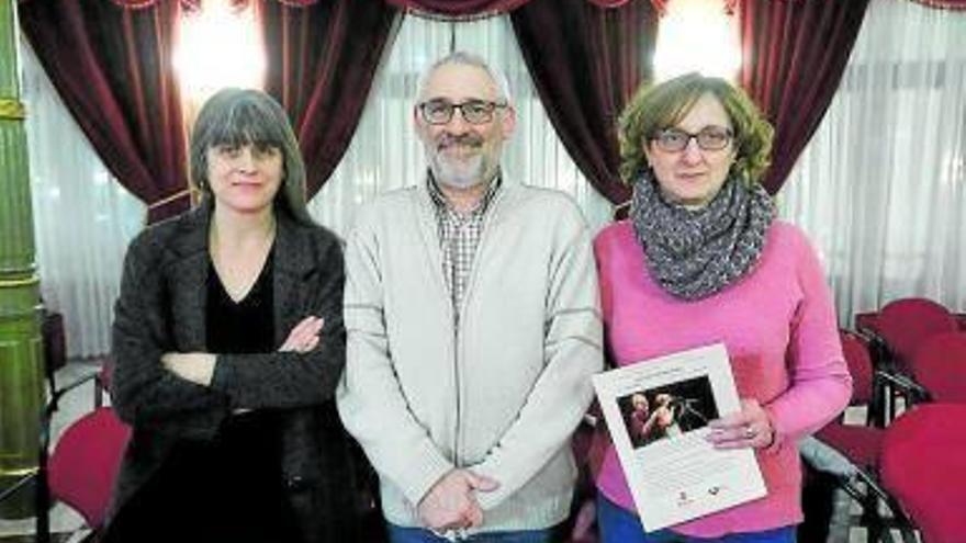 Begoña Saiz, con Juan Alarcón y Puri Torres, instantes antes del inicio de la declamación de los versos de ‘Arrotz eta Eder’.