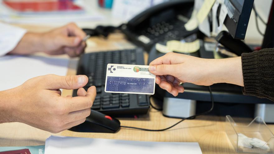 Osakidetza lanza una tarjeta sanitaria para agilizar los tiempos de espera de las personas con discapacidad