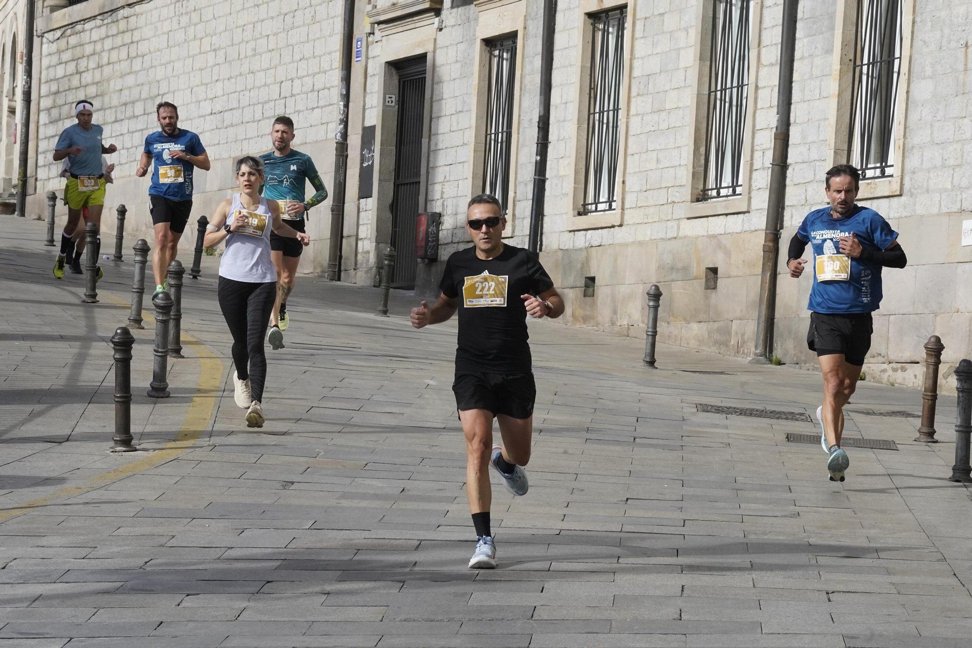En imágenes: Miles de personas conquistan la Almendra de Gasteiz