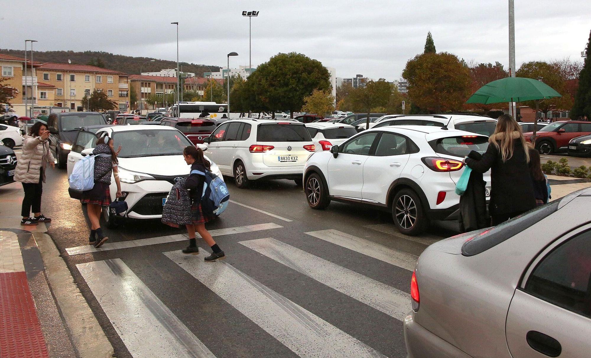 Movilización vecinal en la Txantrea contra los coches mal aparados a la salida del colegio