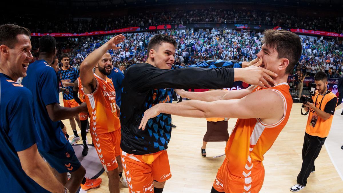 De Larrea, en la imagen celebrando la Supercopa en la que fue MVP, apenas juega en Euroliga.