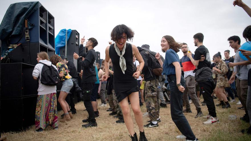 Hallan dos obuses de la II Guerra Mundial en una rave ilegal de 40.000 personas en Francia