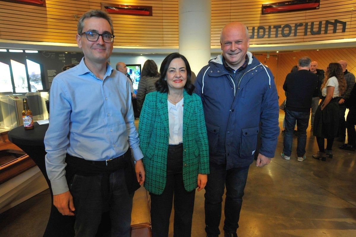 El director del Itsasmuseum, Jon Ruigómez, Irune Zuloaga y Erramun Osa, de Euskaltzaindia.