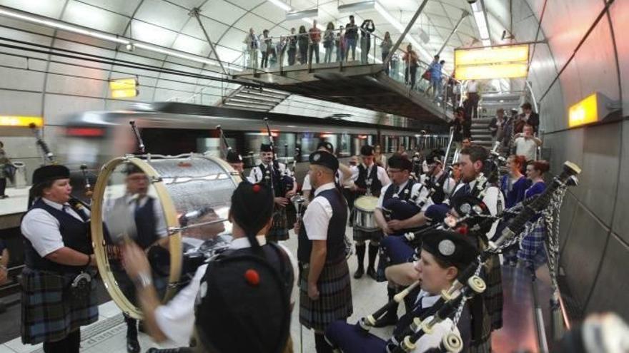 La banda de gaitas recorrió varias calles de Bilbao y algunas estaciones del metro.
