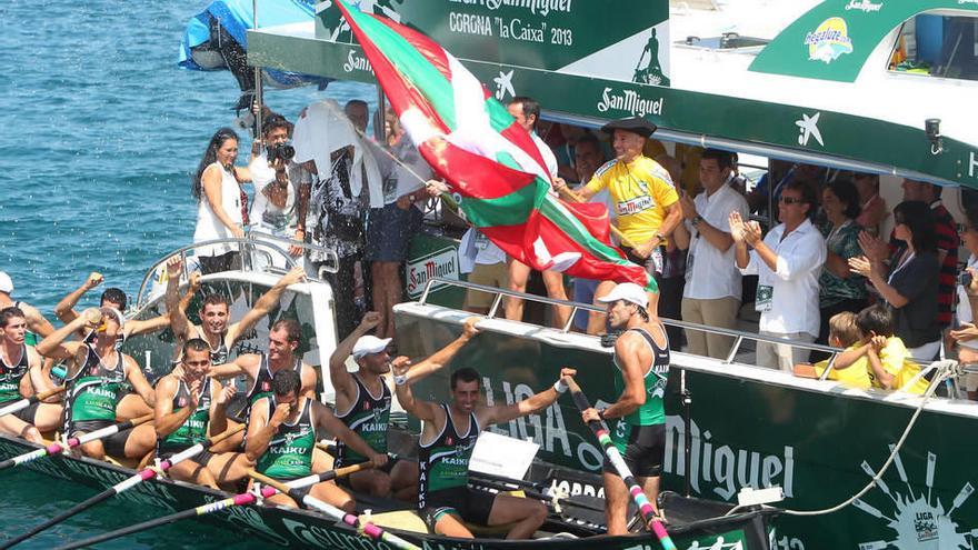 Asier Zurinaga ondea la ikurriña de Zarautz junto a Cristian Garma