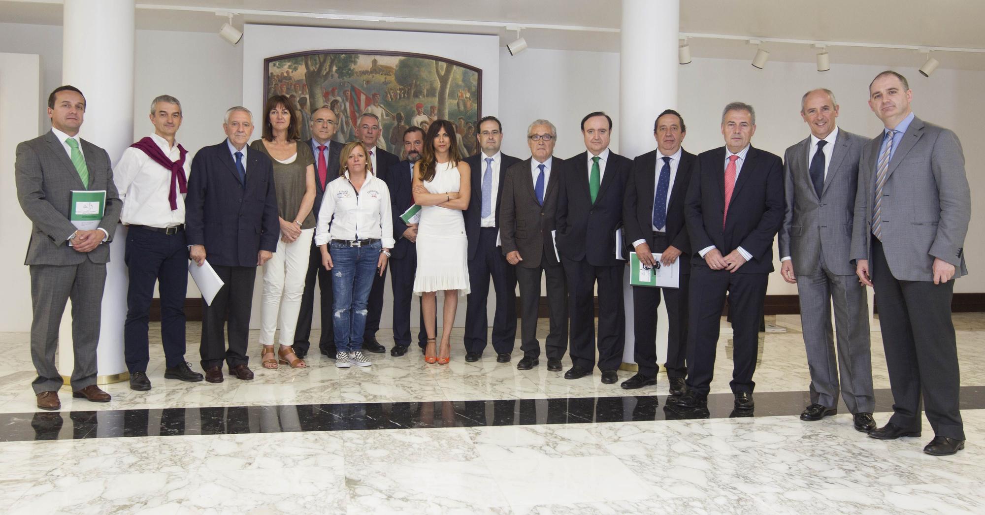 Parlamentarios, miembros del Gobierno vasco y de la Academia Vasca de Derecho, impulsores de la Ley, el día de su aprobación en el Parlamento vasco, el 25 de junio de 2015.