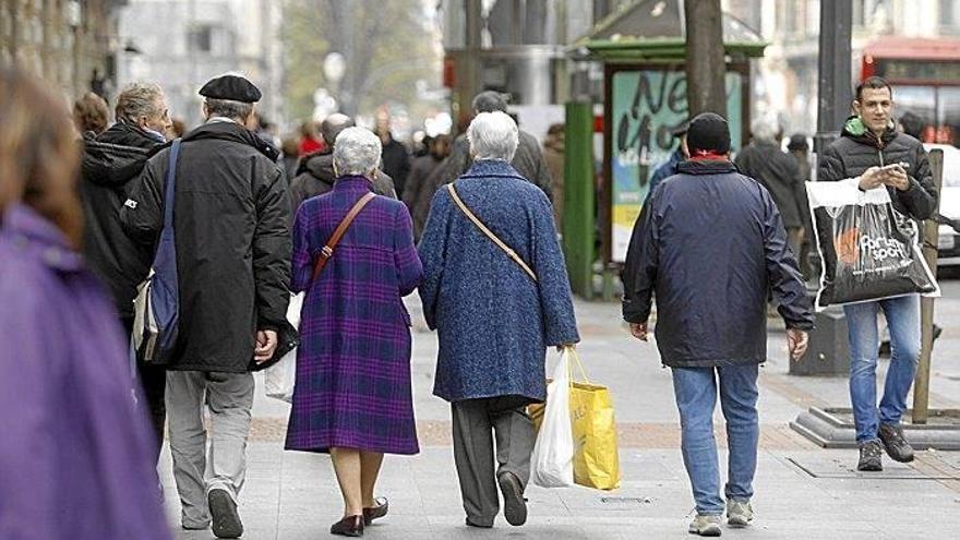 Varias personas pasean por la calle