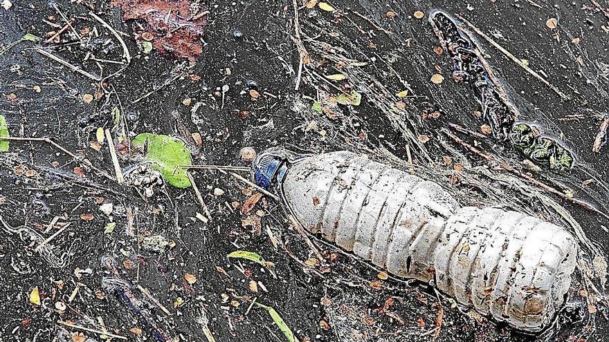 El pasado mes de marzo se recogieron 635 kilos de residuos en el río Oria a su paso por Beasain. Foto: N.G.