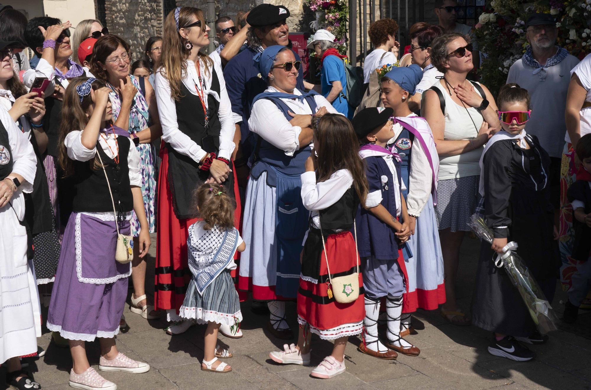 En imágenes: Edurne y Celedón Txiki abarrotan un año más la plaza de la Virgen Blanca