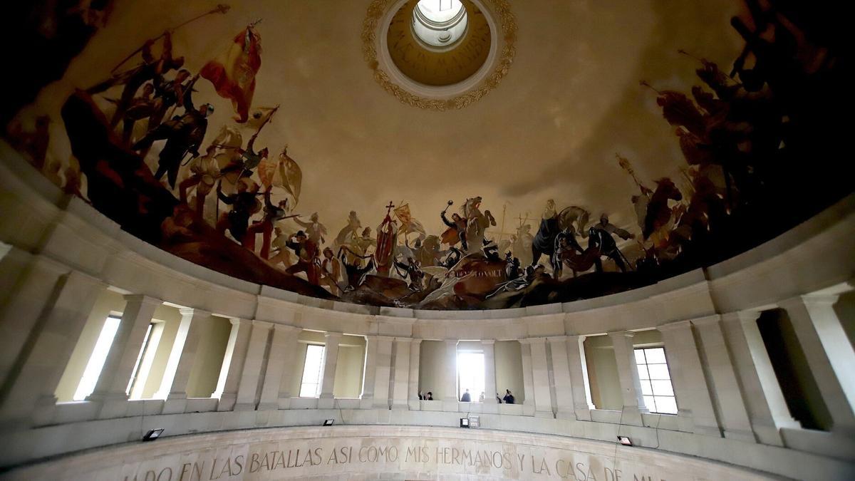 Dibujos y lemas belicosos, en el interior de la cúpula.