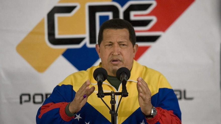 El presidente venezolano, Hugo Chávez, haciendo declaraciones después de votar en un centro electoral al oeste de Caracas.
