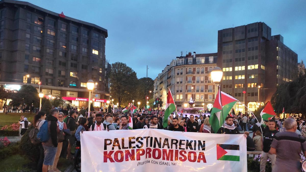 Concentrados en la plaza Moyúa de Bilbao en apoyo a Palestina