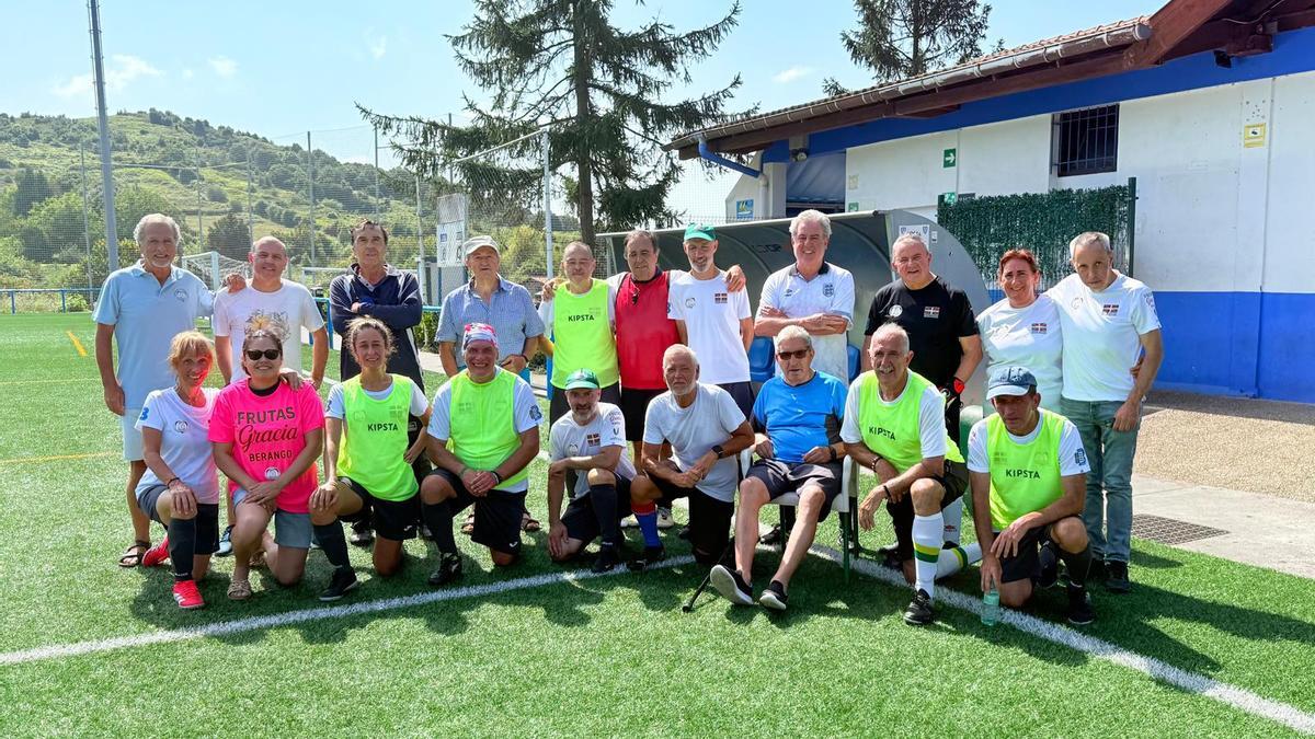 La ‘familia’ de Beti United posa en el campo de entrenamiento.