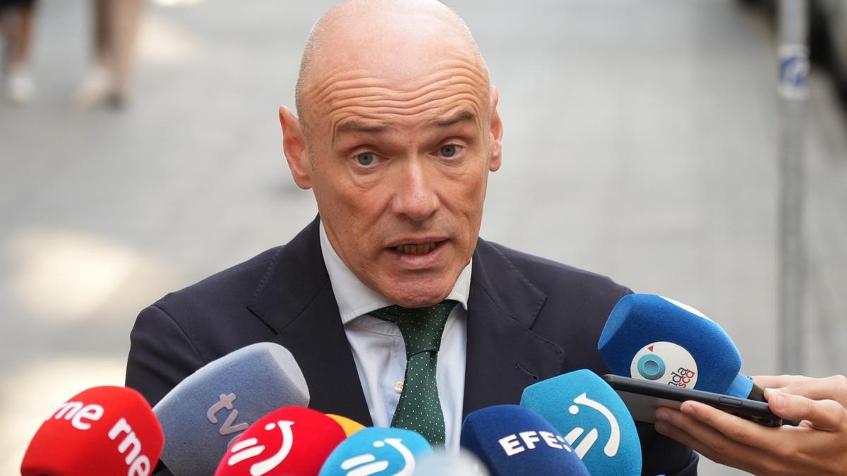 Aitzol Asla, abogado de las familias personadas en este caso, ante los medios de comunicación momentos antes del comienzo de la sesión de este viernes en la Audiencia de Bizkaia.