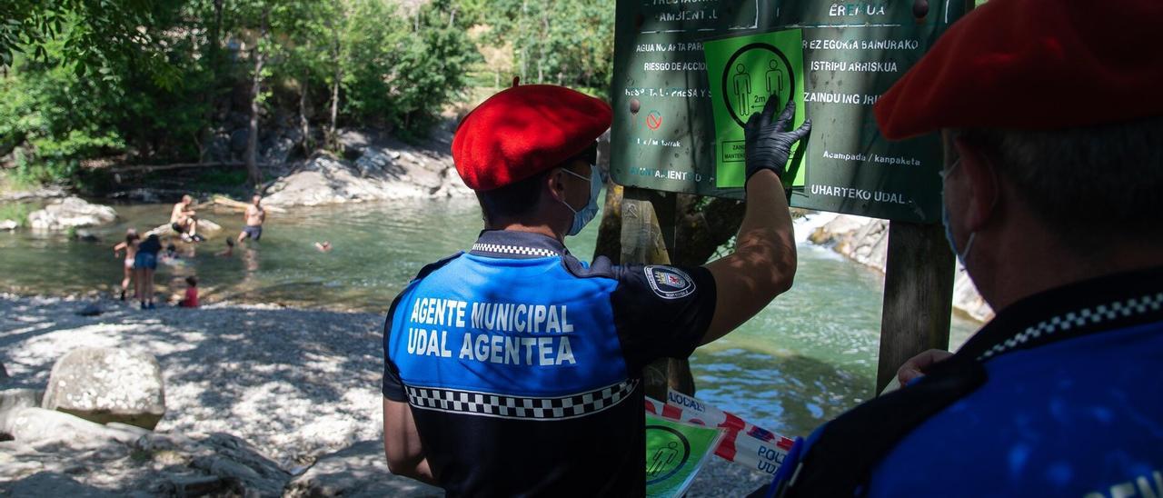 Huarte debate cambiar el servicio de alguaciles por Policía Local