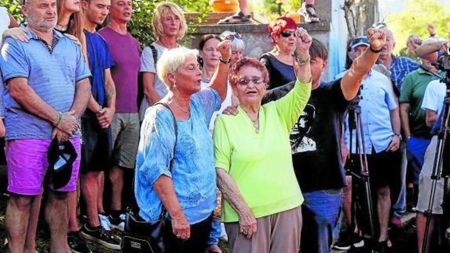 Familiares y amigos de los fusilados por el franquismo, ayer en el cementerio de Zarautz.