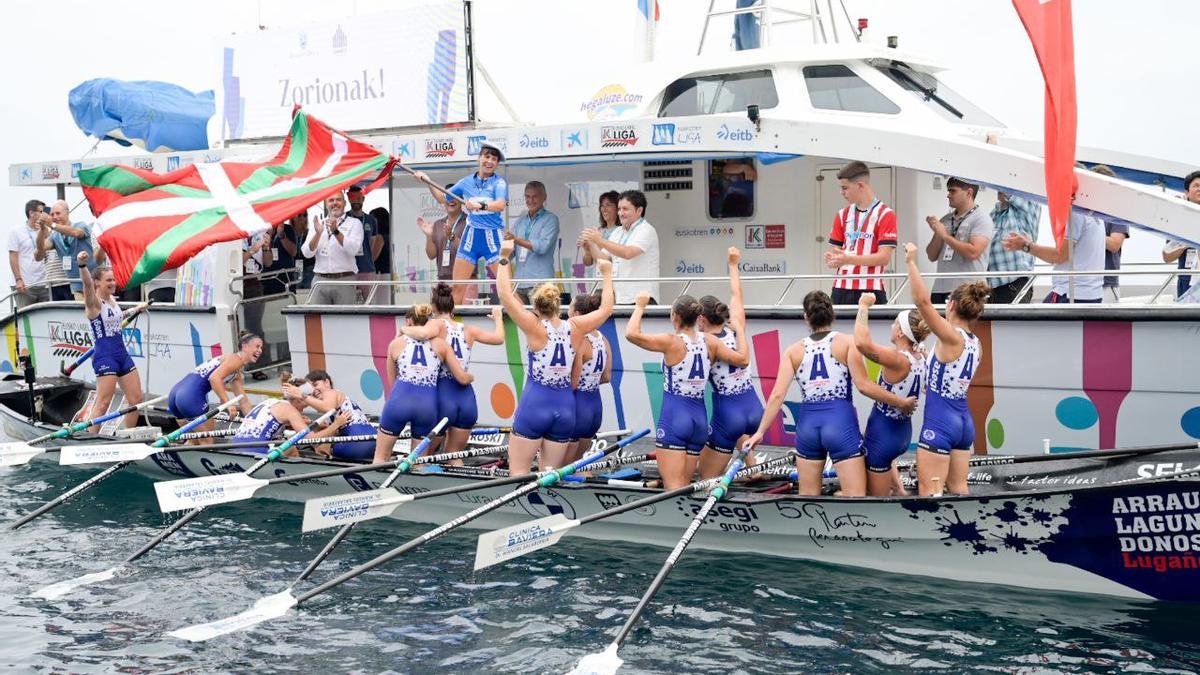 Arraun Lagunak se adjudicó la Ikurriña de Zarautz.