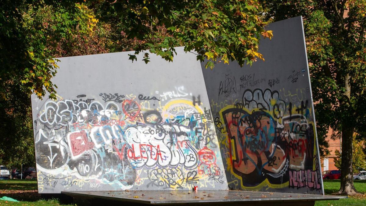 La escultura en el parque de Yamaguchi, llena de pintadas.