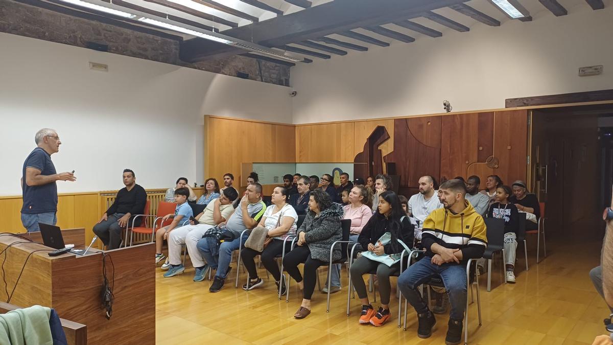 Iñaki Ostolaza recibiendo a los nuevos zumaiarras.