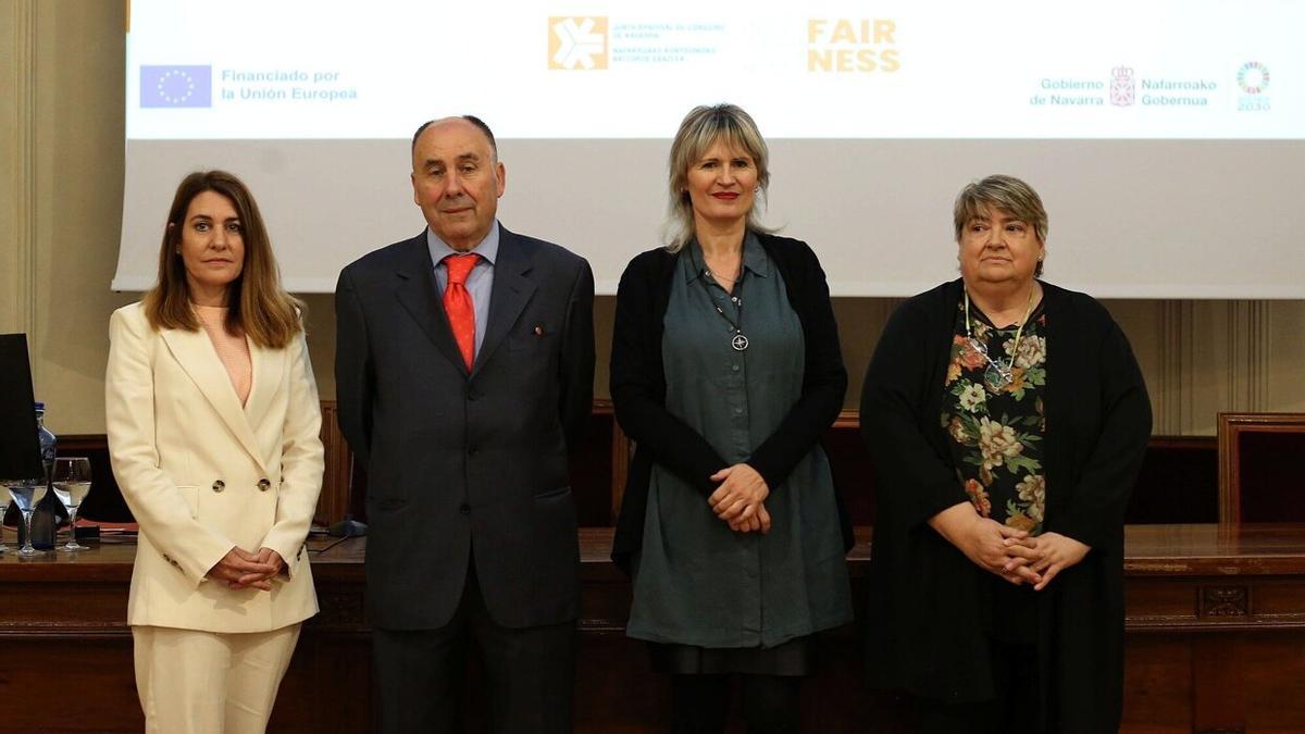 Ainara Fontanes, técnica de Tracasa; César López, director del Servicio de Consumo y Arbitraje; Maitena Ezkutari, directora general de Turismo, Comercio y Consumo; y María Antonia Sesma, presidenta de la Junta Arbitral de Navarra; durante el acto de presentación.