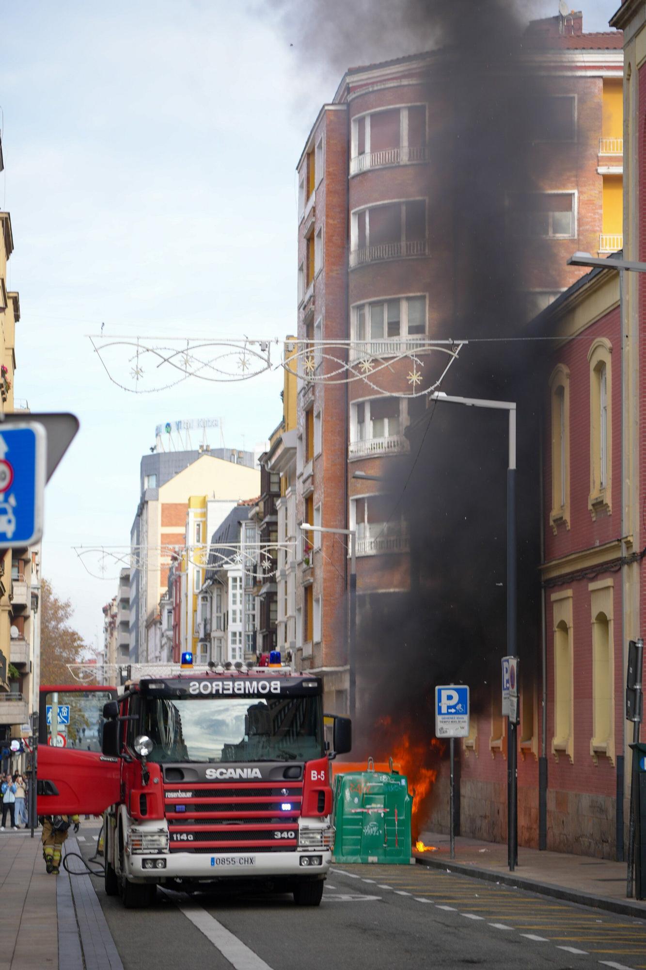 En imágenes: Arde un contenedor en Fueros a plena luz del día