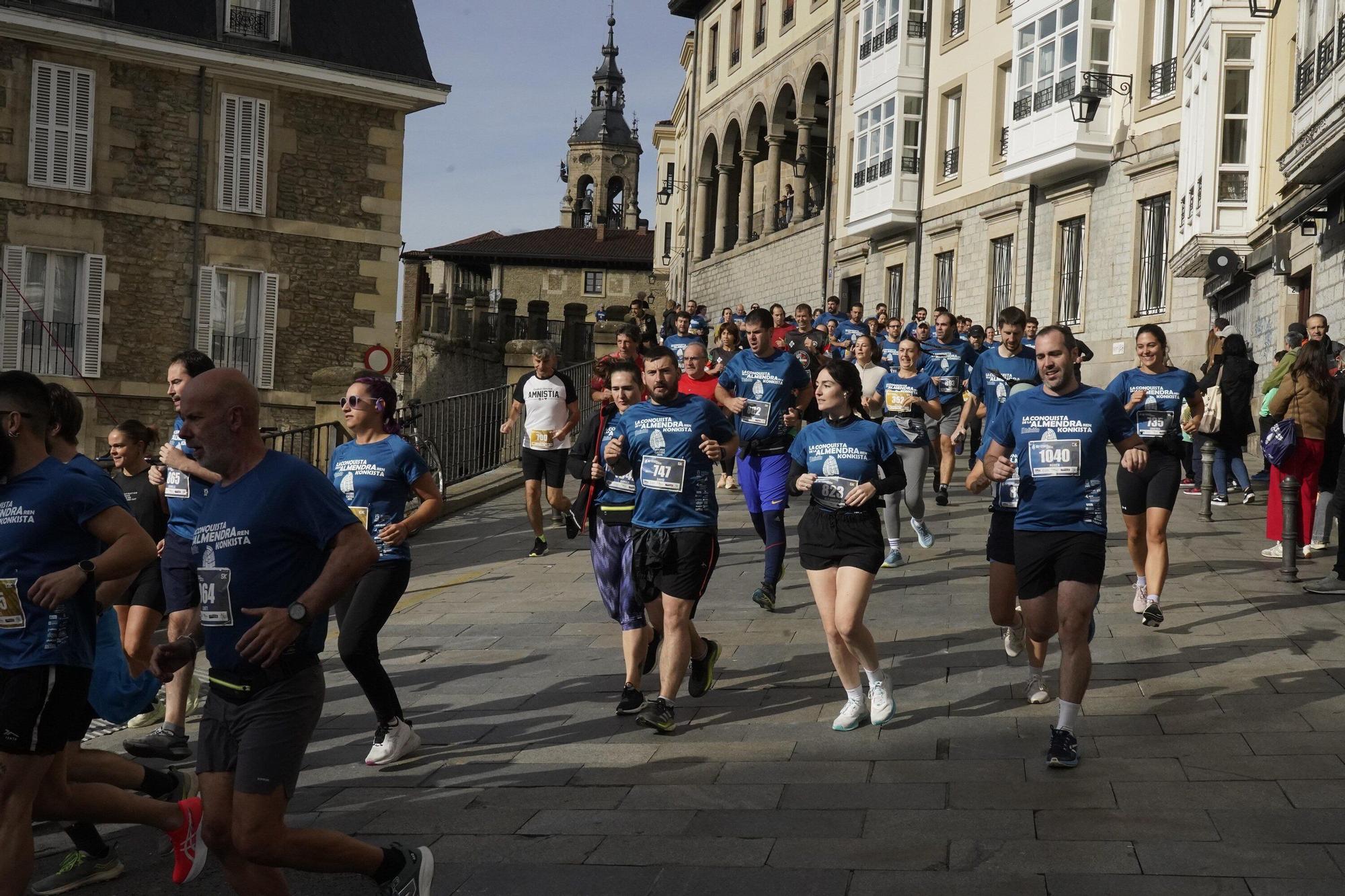 En imágenes: Miles de personas conquistan la Almendra de Gasteiz