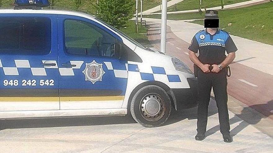 Fotografía de un agente con la nueva indumentaria.
