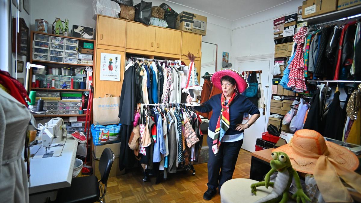 En el taller de sastrería de teatro que regenta Nati Ortiz de Zarate cabe toda la magia de la escena