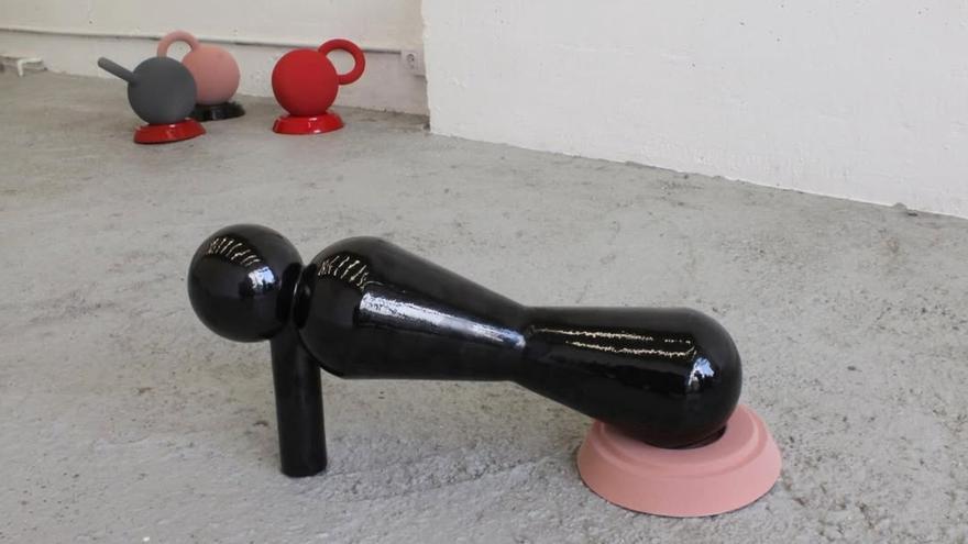 Mar de Dios explora la afectividad a través del barro en la Sala Rekalde